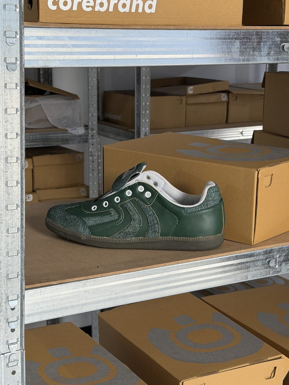 Sepatu sneakers custom hijau di dalam gudang stok Core Manufacturing
