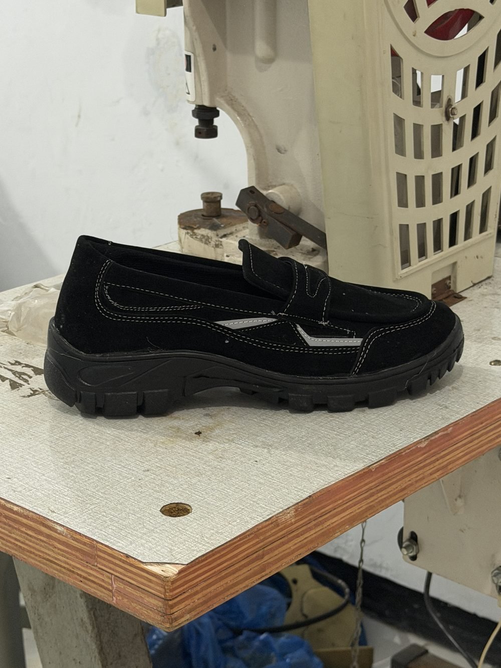 Sepatu loafer hitam suede hasil produksi workshop Core Manufacturing