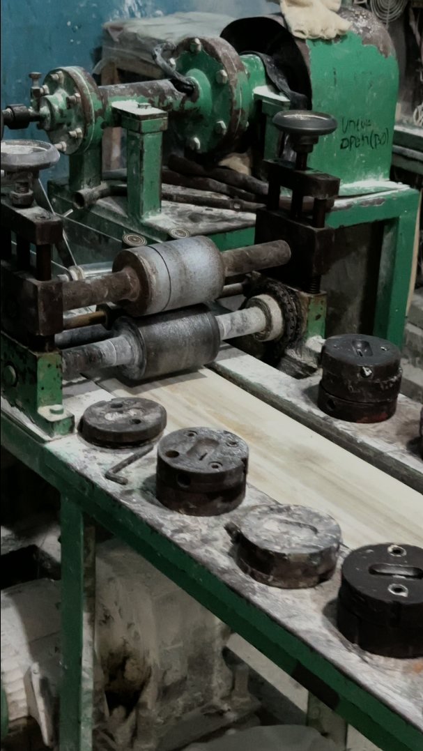 Mesin roller dan cetakan di workshop sepatu